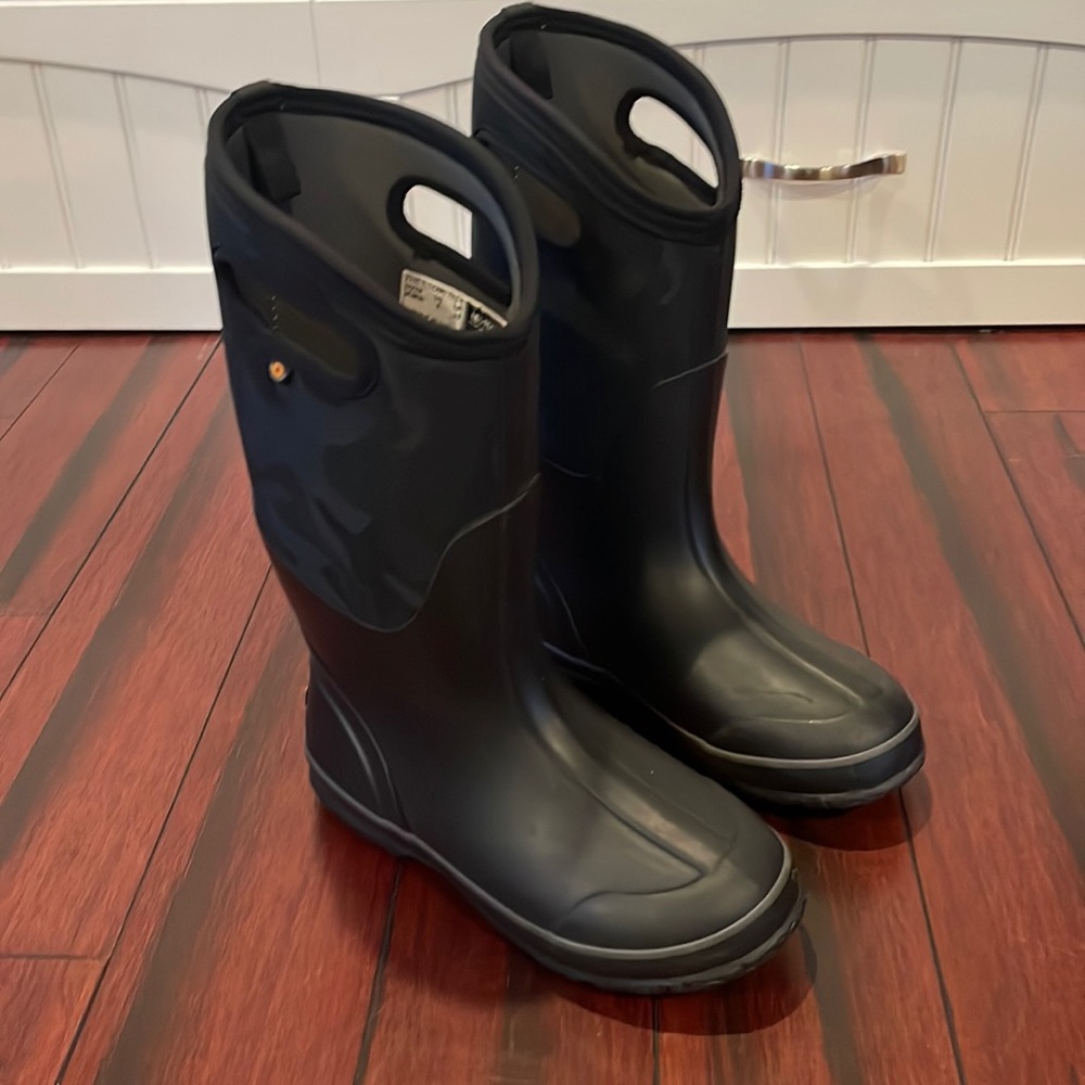 Women’s Boggs size 8